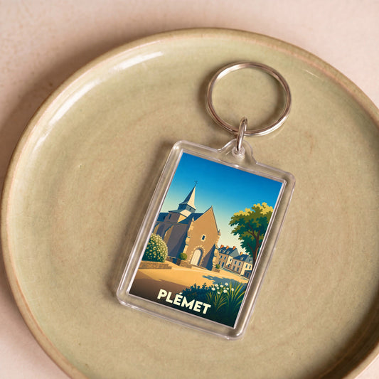 Porte-clés souvenir de la ville de Plémet avec une illustration stylisée.