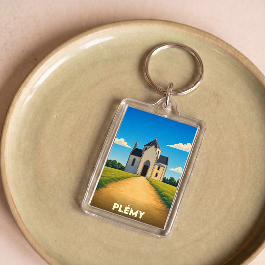 Porte-clés souvenir de la ville de Plémy avec une illustration stylisée de sa chapelle.