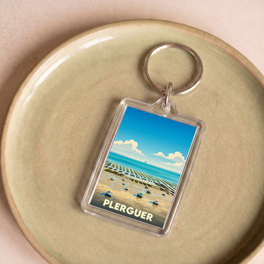 Porte-clés souvenir de la ville de Plerguer avec une illustration stylisée de son littoral.