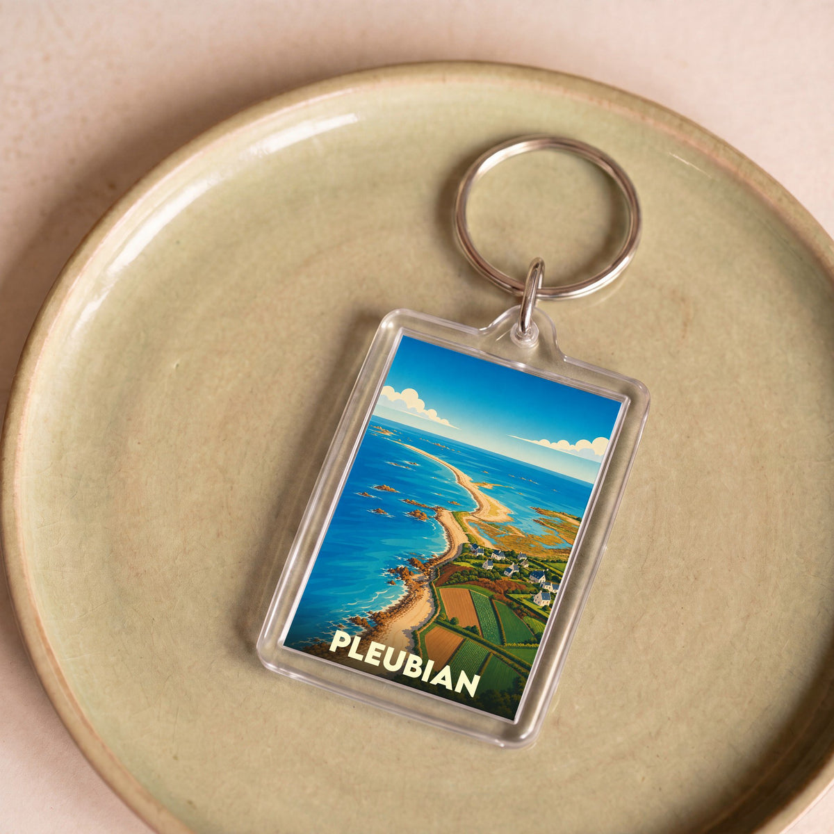 Porte-clés souvenir de la ville de Pleubian avec une illustration stylisée de son littoral.