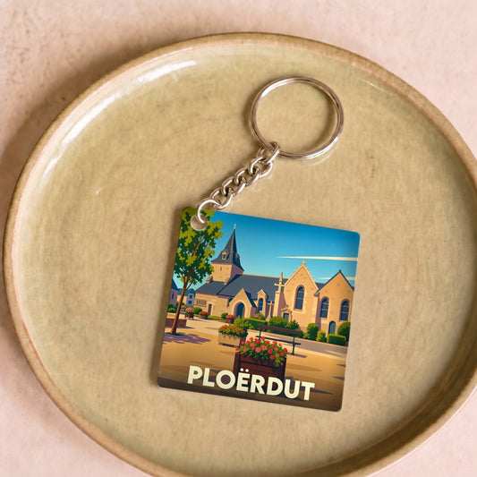Porte-clés souvenir de la ville de Ploërdut avec une illustration stylisée de son église.