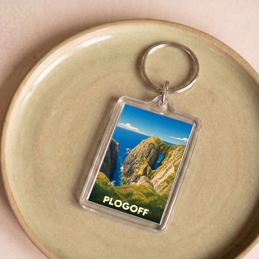 Porte-clés souvenir de la ville de Plogoff avec une illustration stylisée d'un paysage côtier.
