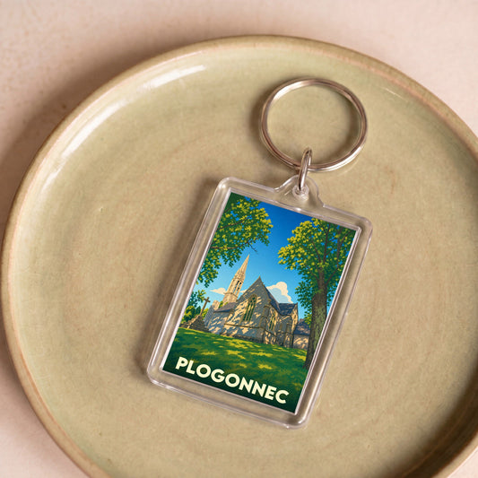 Porte-clés souvenir de la ville de Plogonnec avec une illustration stylisée de son église.