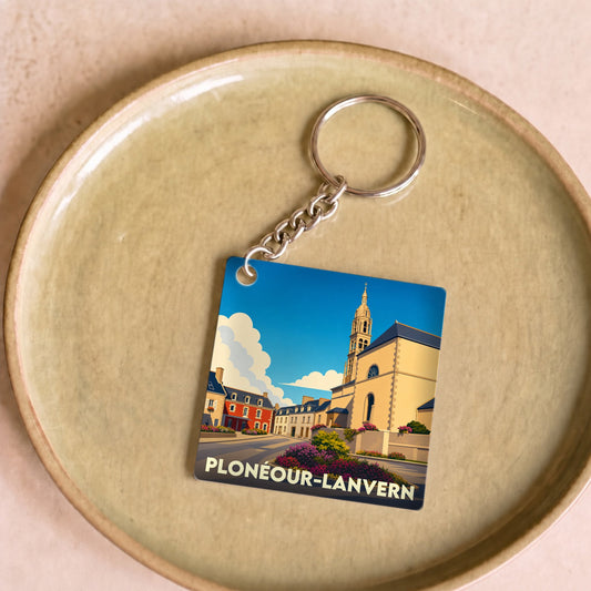 Porte-clés souvenir de la ville de Plonéour-Lanvern avec une illustration stylisée.