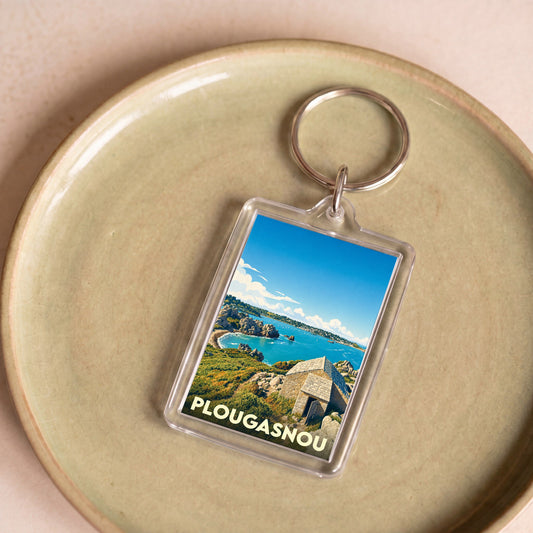 Porte-clés souvenir de la ville de Plougasnou avec une illustration stylisée du littoral breton.