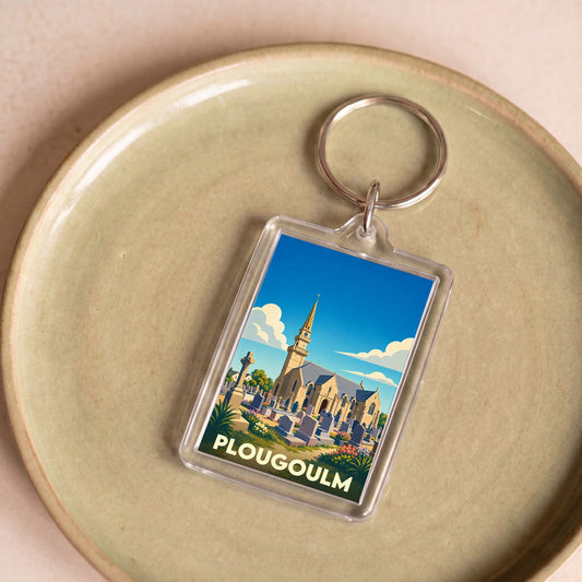 Porte-clés souvenir de la ville de Plougoulm avec une illustration stylisée de son église et de son cimetière.