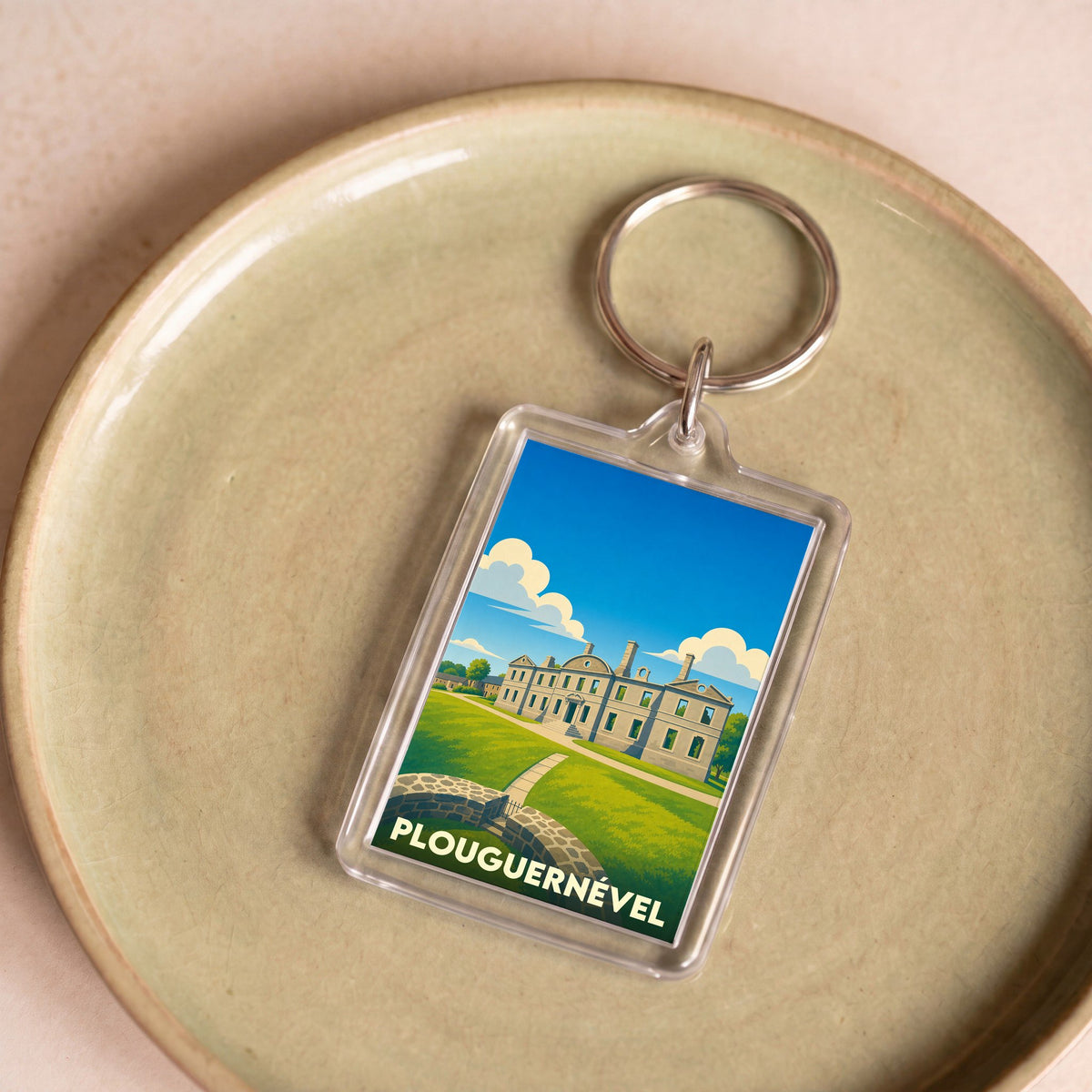Porte-clés souvenir de la ville de Plouguernével avec une illustration stylisée de son patrimoine.
