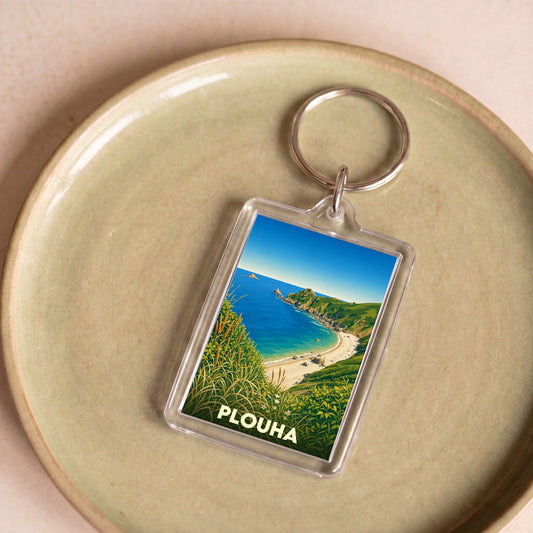 Porte-clés souvenir de la ville de Plouha avec une illustration stylisée de ses falaises et de la plage.
