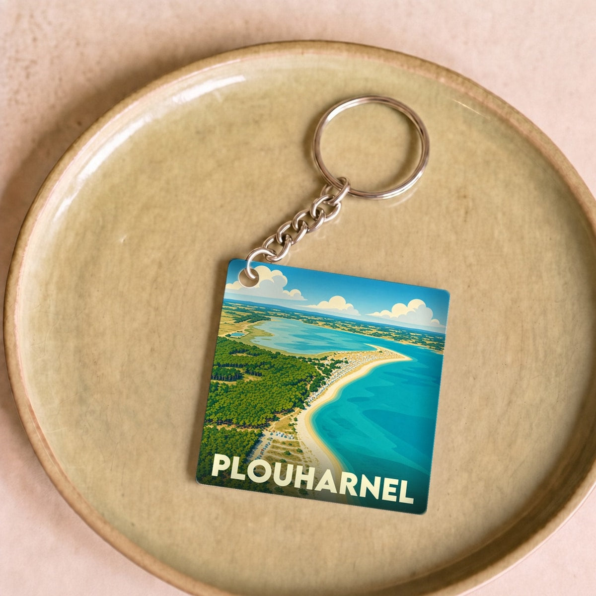 Porte-clés souvenir de la ville de Plouharnel avec une illustration stylisée de son littoral.