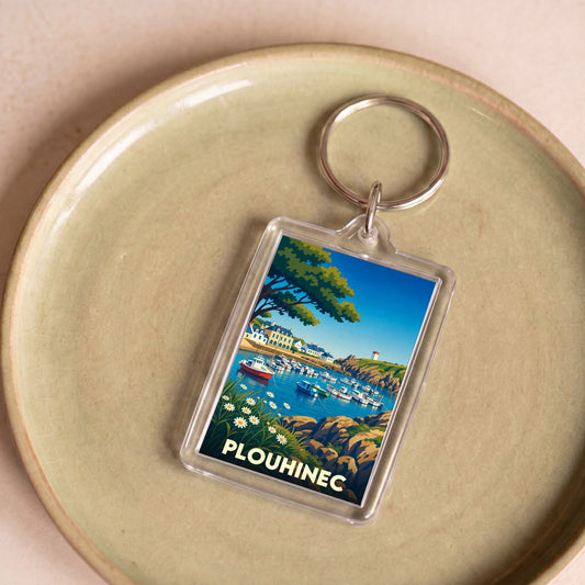 Porte-clés souvenir de la ville de Plouhinec avec une illustration stylisée de son port.