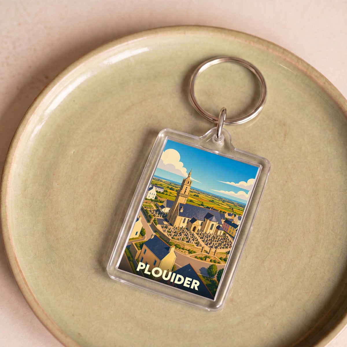 Porte-clés souvenir de la ville de Plouider avec une illustration stylisée de son église.