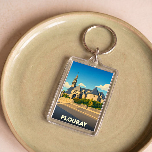 Porte-clés souvenir de la ville de Plouray avec une illustration stylisée de son église.