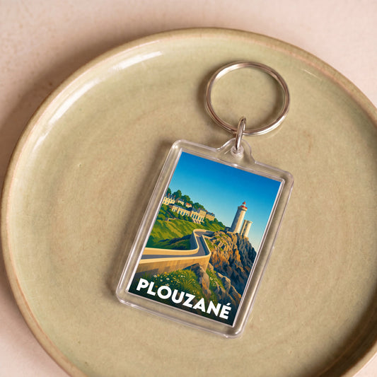 Porte-clés souvenir de la ville de Plouzané avec une illustration stylisée de son paysage côtier.