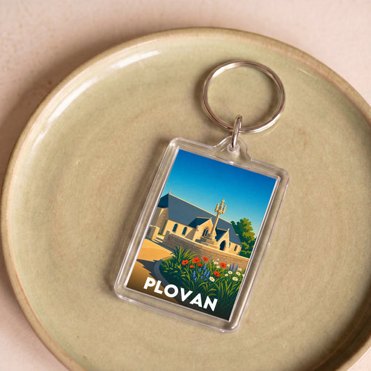 Porte-clés souvenir de la ville de Plovan avec une illustration graphique stylisée.