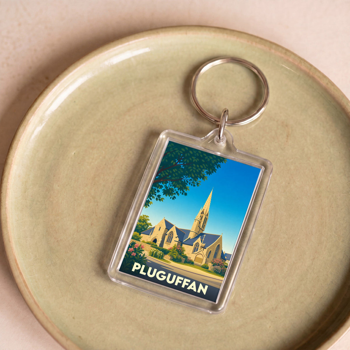 Porte-clés souvenir de la ville de Pluguffan avec une illustration stylisée de son église.