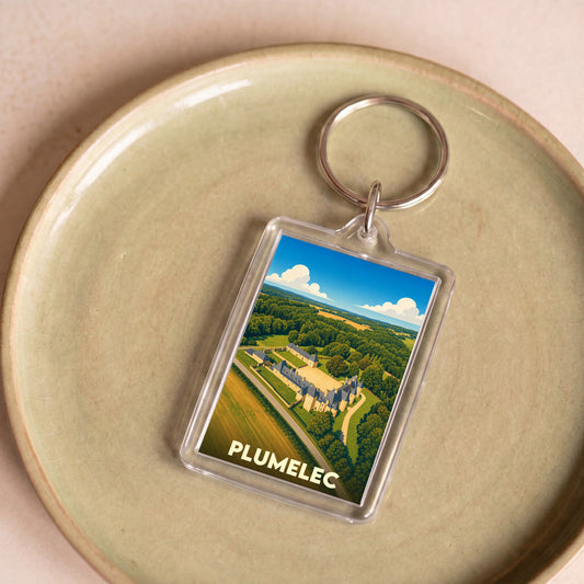 Porte-clés souvenir de la ville de Plumelec avec une illustration aérienne stylisée du château de Callac.