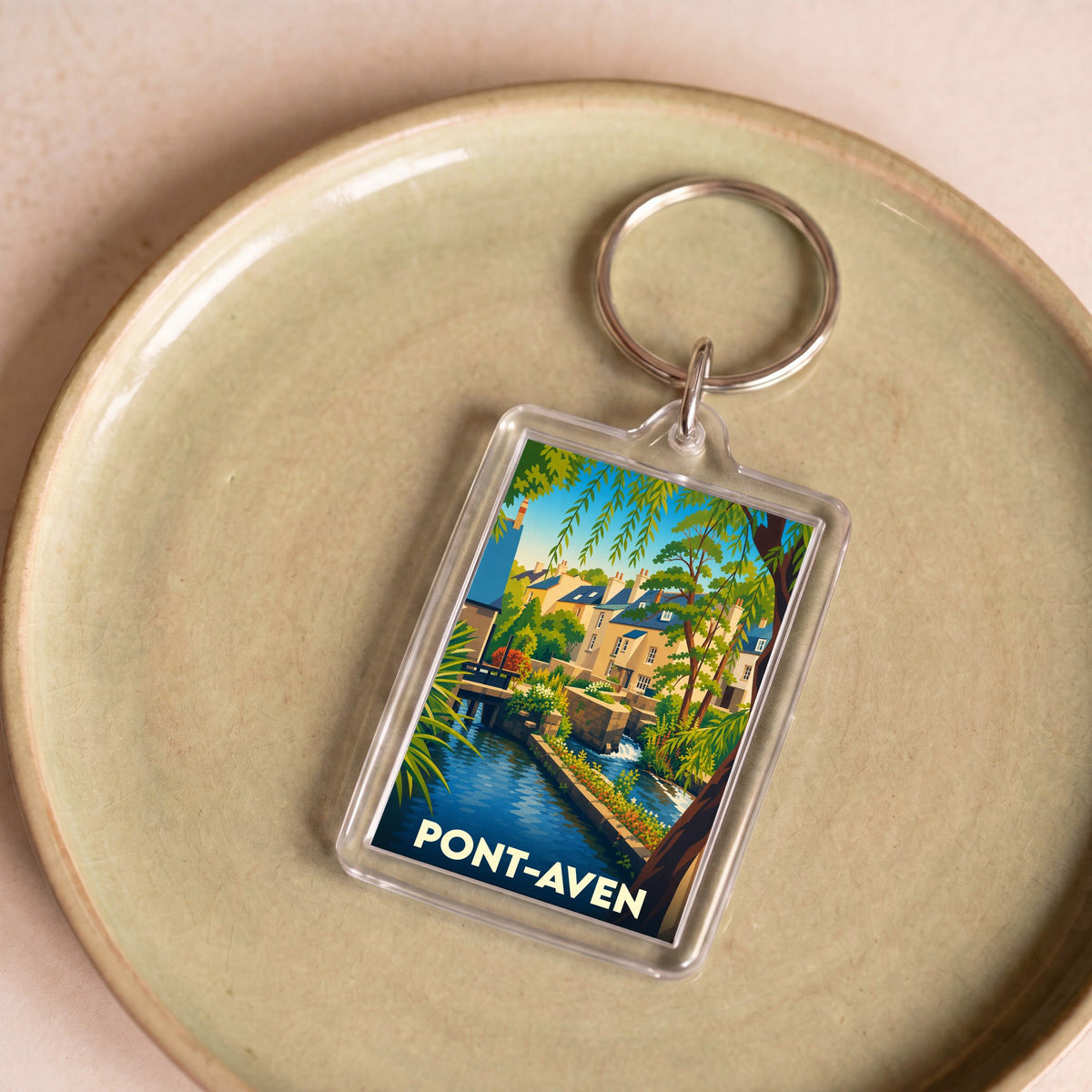Porte-clés souvenir de la ville de Pont-Aven avec une illustration colorée et stylisée de ses canaux.