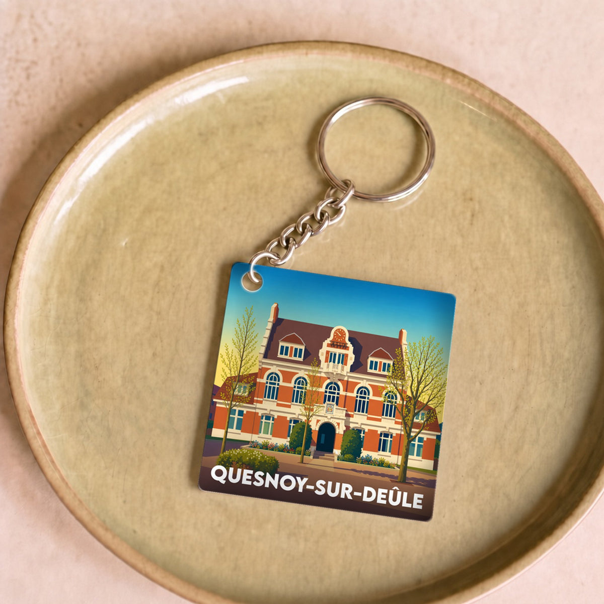 Porte-clés souvenir de Quesnoy-sur-Deûle présentant une illustration stylisée de son hôtel de ville.