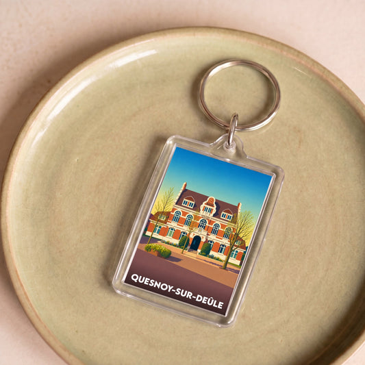 Porte-clés souvenir de Quesnoy-sur-Deûle présentant une illustration stylisée de son hôtel de ville.
