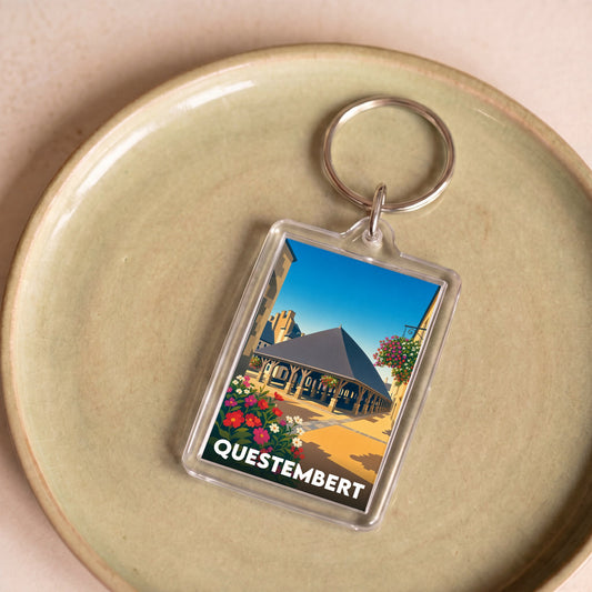 Porte-clés souvenir de la ville de Questembert avec une illustration stylisée de ses halles historiques.