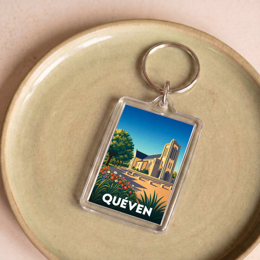 Porte-clés souvenir de la ville de Quéven avec une illustration stylisée.