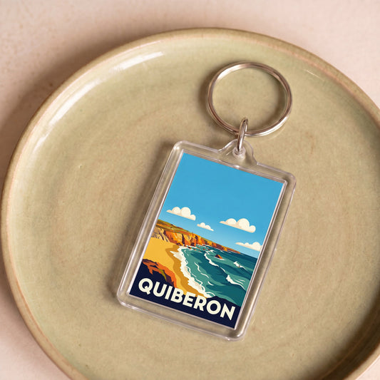 Porte-clés souvenir de la ville de Quiberon avec une illustration stylisée de son littoral.