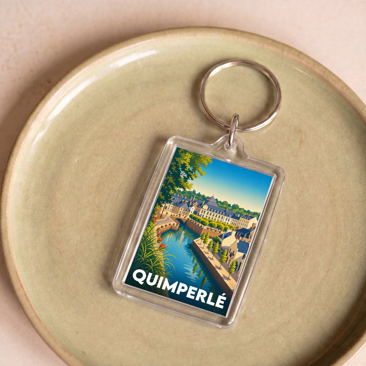 Porte-clés souvenir de la ville de Quimperlé avec une illustration stylisée.