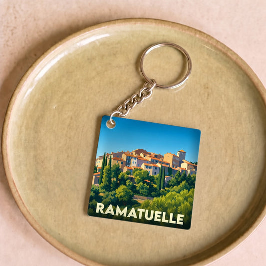 Porte-clés souvenir de la ville de Ramatuelle avec une illustration stylisée.