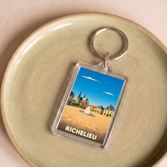 Porte-clés souvenir de la ville de Richelieu avec une illustration stylisée de sa place principale.