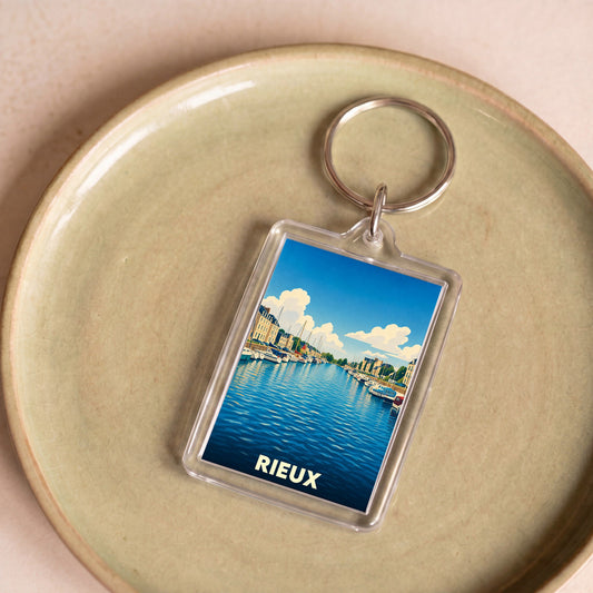 Porte-clés souvenir de la ville de Rieux avec une illustration stylisée de son port.