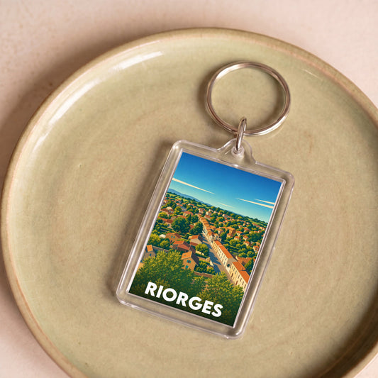 Porte-clés souvenir de la ville de Riorges arborant une illustration paysagère stylisée.