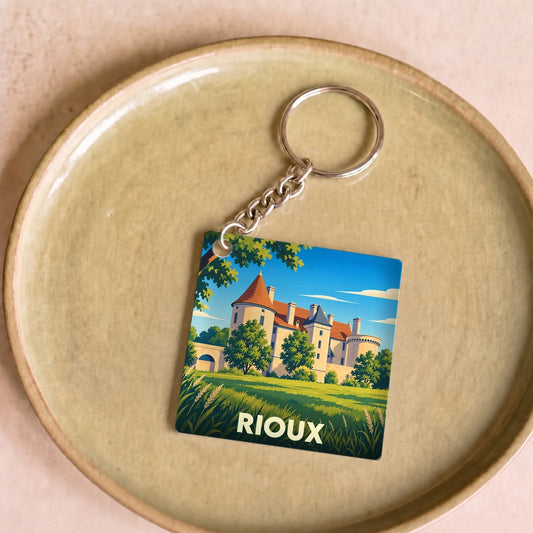 Porte-clés souvenir de la ville de Rioux avec une illustration stylisée de son château.