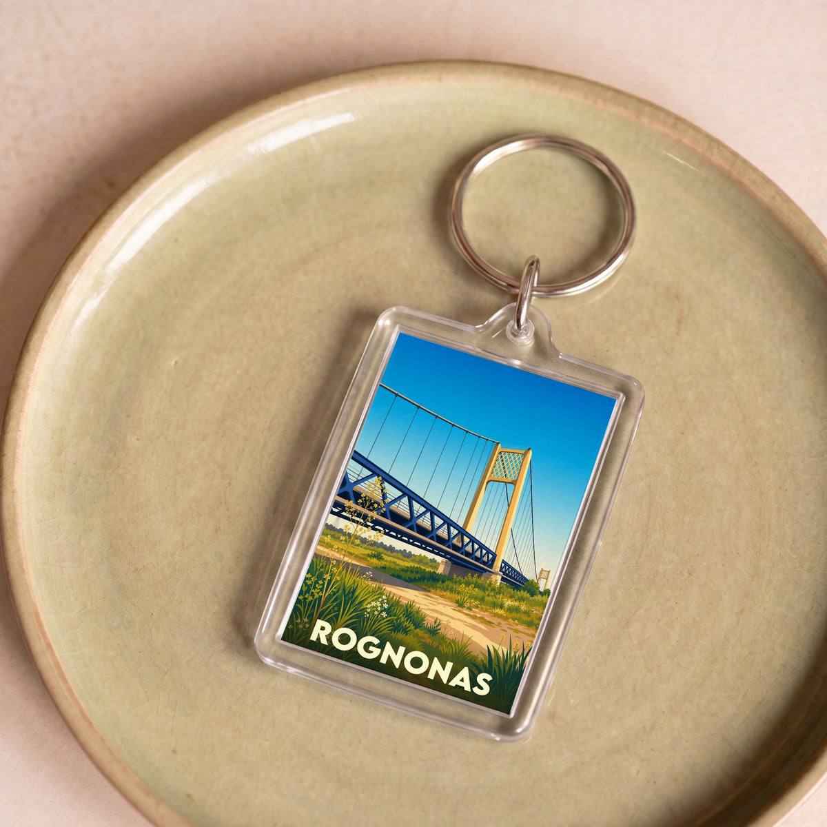 Porte-clés souvenir de la ville de Rognonas avec une illustration stylisée de son pont suspendu.