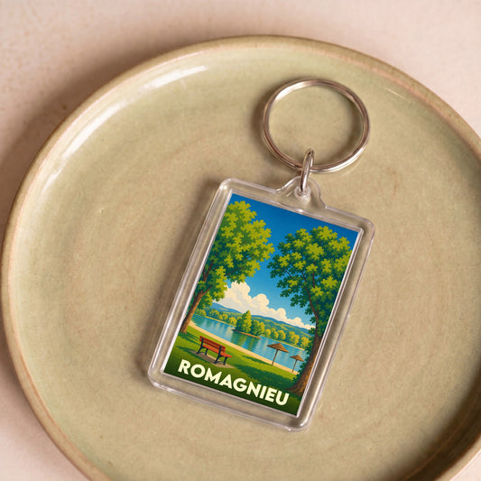 Porte-clés souvenir de la ville de Romagnieu avec une illustration stylisée d'un paysage lacustre.