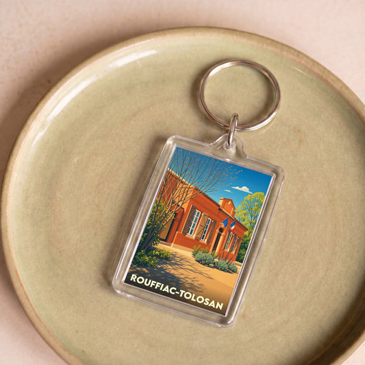 Porte-clés souvenir de la ville de Rouffiac-Tolosan avec une illustration stylisée de sa mairie.