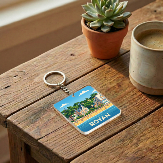Porte-clés souvenir de la ville de Royan avec une illustration stylisée de son bord de mer.