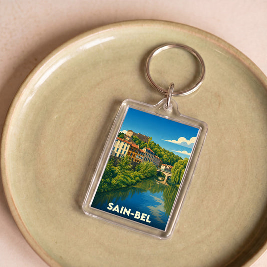 Porte-clés souvenir de la ville de Sain-Bel avec une illustration stylisée d'un paysage fluvial.
