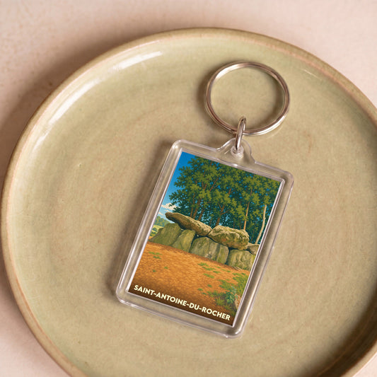 Porte-clés souvenir de la ville de Saint-Antoine-du-Rocher avec une illustration stylisée d'un dolmen.
