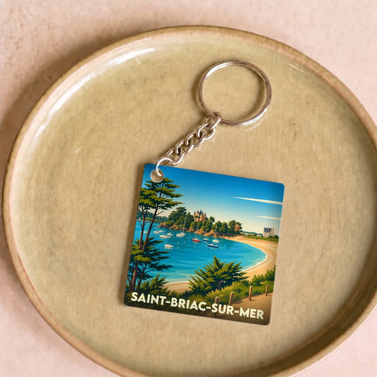 Porte-clés souvenir de la ville de Saint-Briac-sur-Mer avec une illustration stylisée de son littoral.
