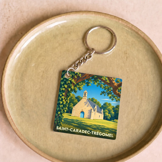 Porte-clés souvenir de la ville de Saint-Caradec-Trégomel avec une illustration stylisée de sa chapelle.