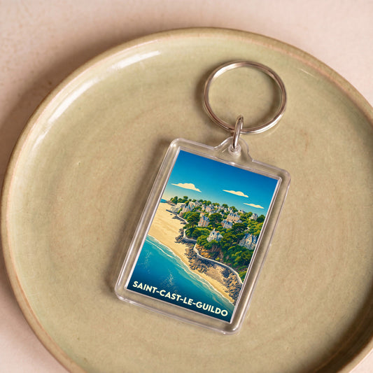 Porte-clés souvenir de la ville de Saint-Cast-le-Guildo avec une illustration stylisée du littoral.