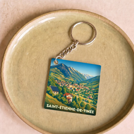 Porte-clés souvenir de la ville de Saint-Étienne-de-Tinée avec une illustration stylisée.