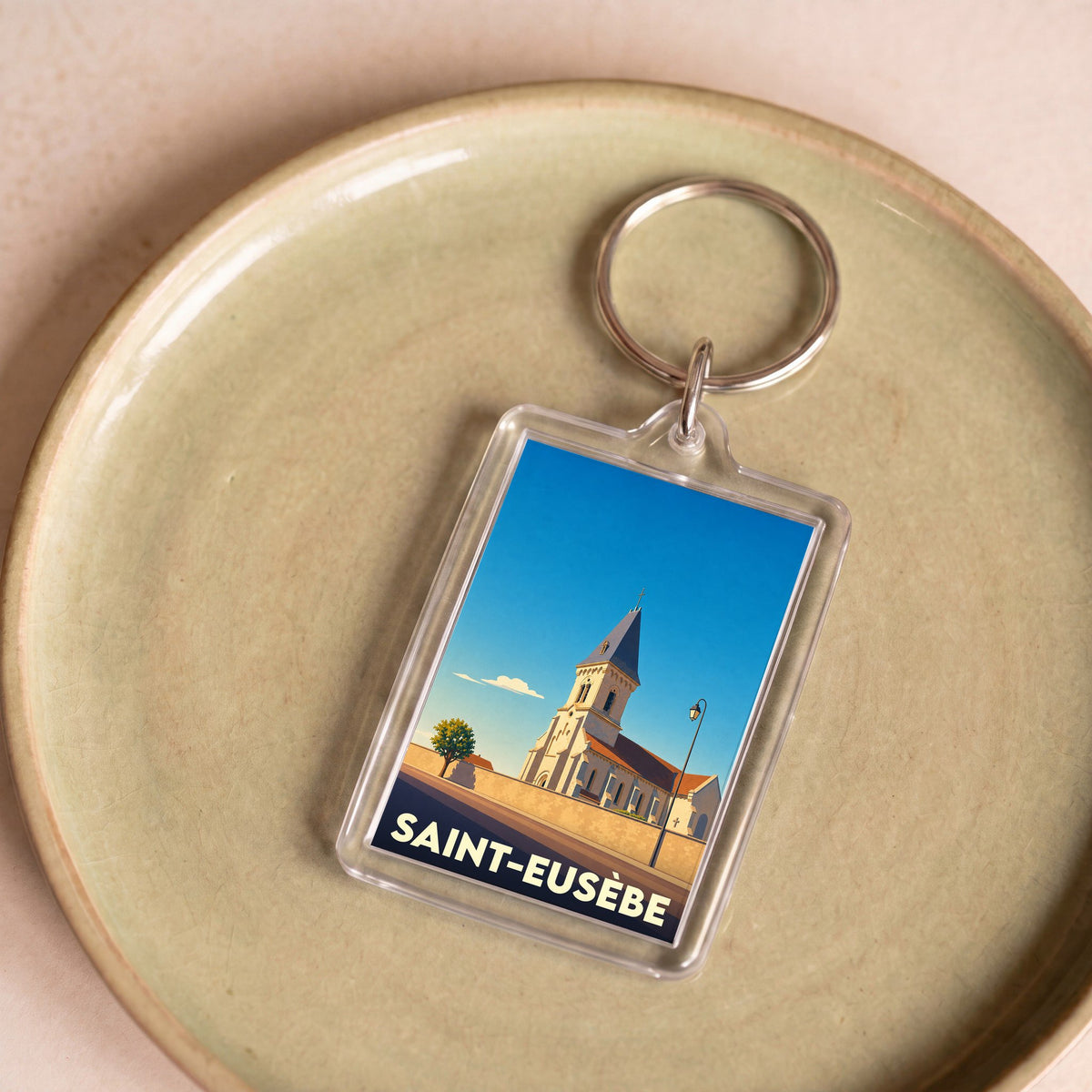 Porte-clés souvenir de la ville de Saint-Eusèbe avec une illustration stylisée de son église.