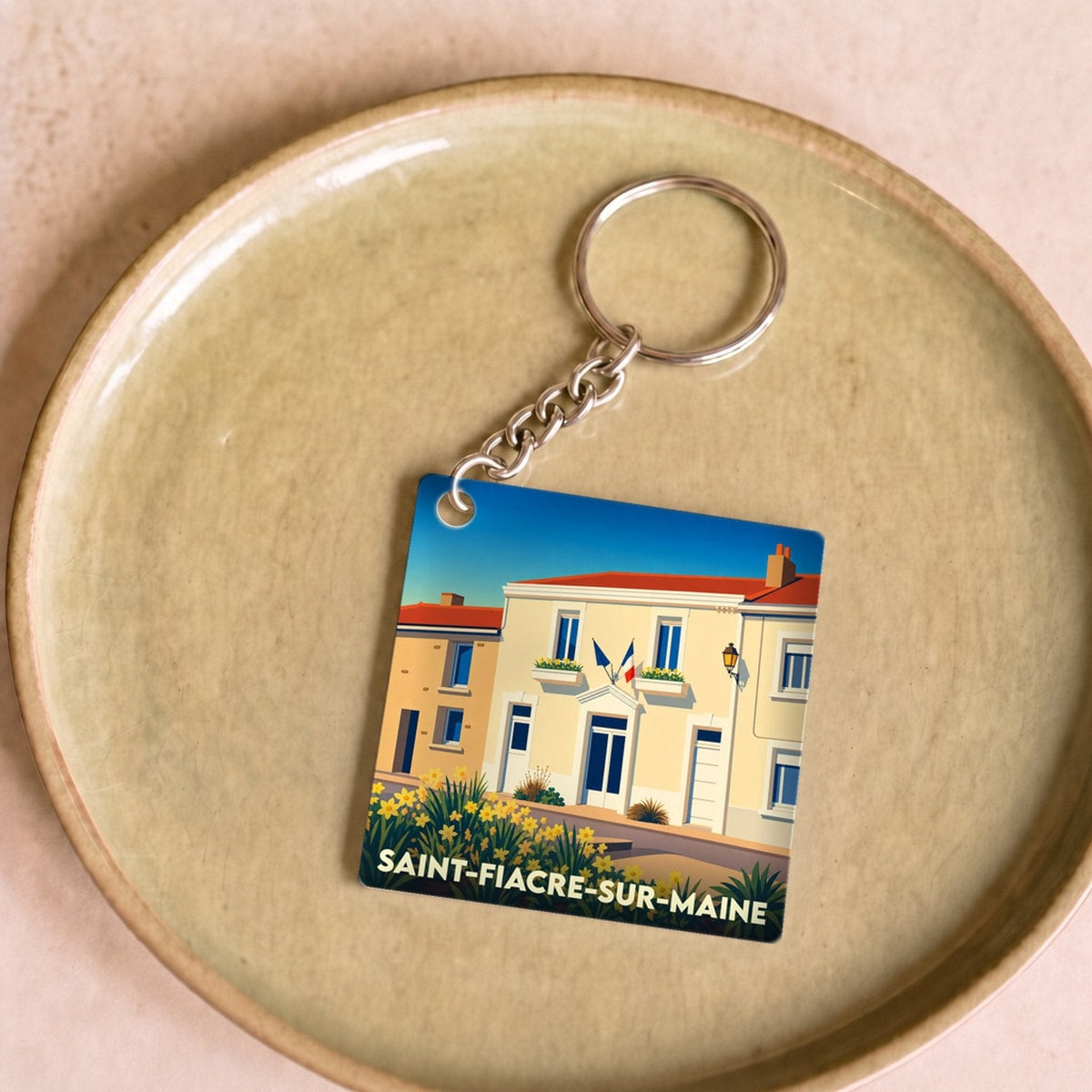 Porte-clés souvenir de la ville de Saint-Fiacre-sur-Maine avec une illustration stylisée.