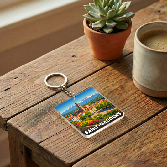Porte-clés souvenir de la ville de Saint-Gaudens avec une illustration stylisée.