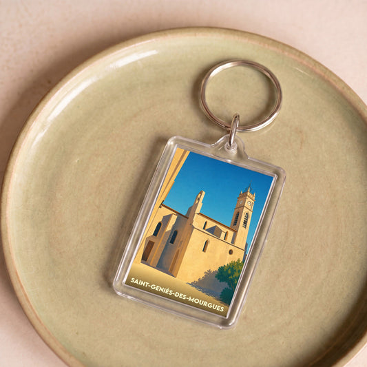 Porte-clés souvenir de la ville de Saint-Geniès-des-Mourgues avec une illustration stylisée de son église.