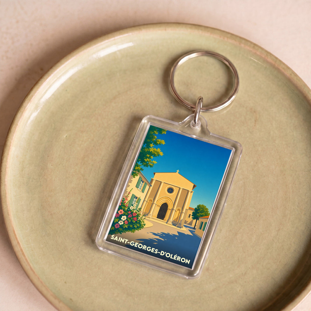 Porte-clés souvenir de la ville de Saint-Georges-d'Oléron avec une illustration stylisée de son église.