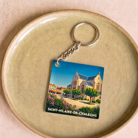 Porte-clés souvenir de la ville de Saint-Hilaire-de-Chaléons avec une illustration stylisée de l'église.