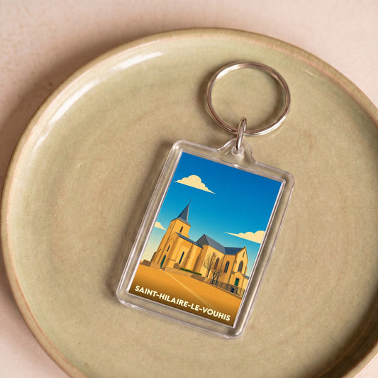 Porte-clés souvenir de la ville de Saint-Hilaire-le-Vouhis avec une illustration stylisée de son église.