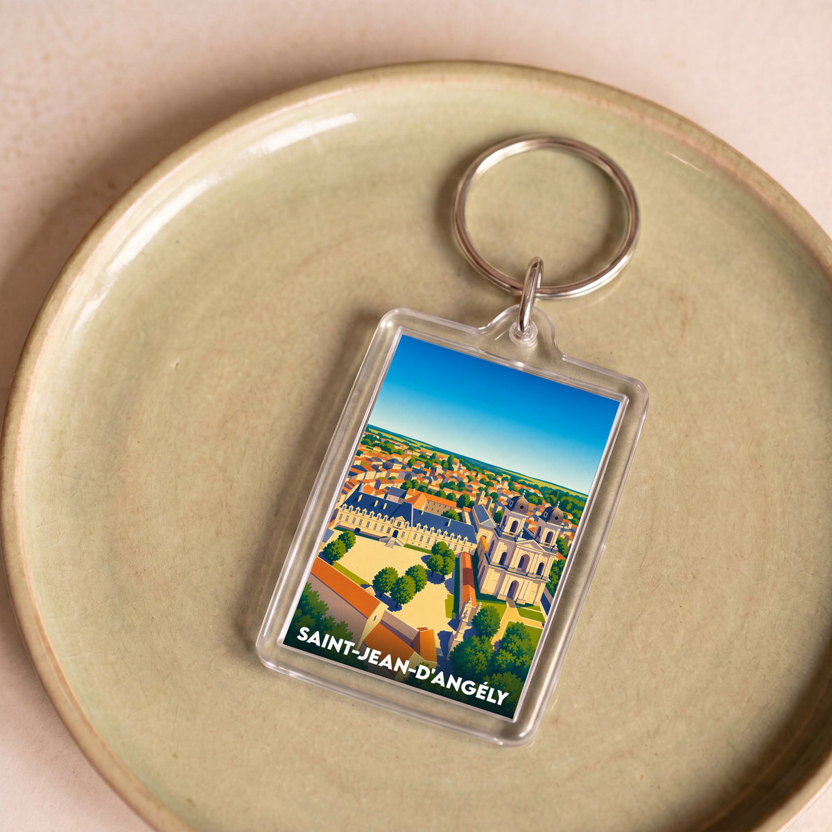 Porte-clés souvenir de la ville de Saint-Jean-d'Angély avec une illustration stylisée.